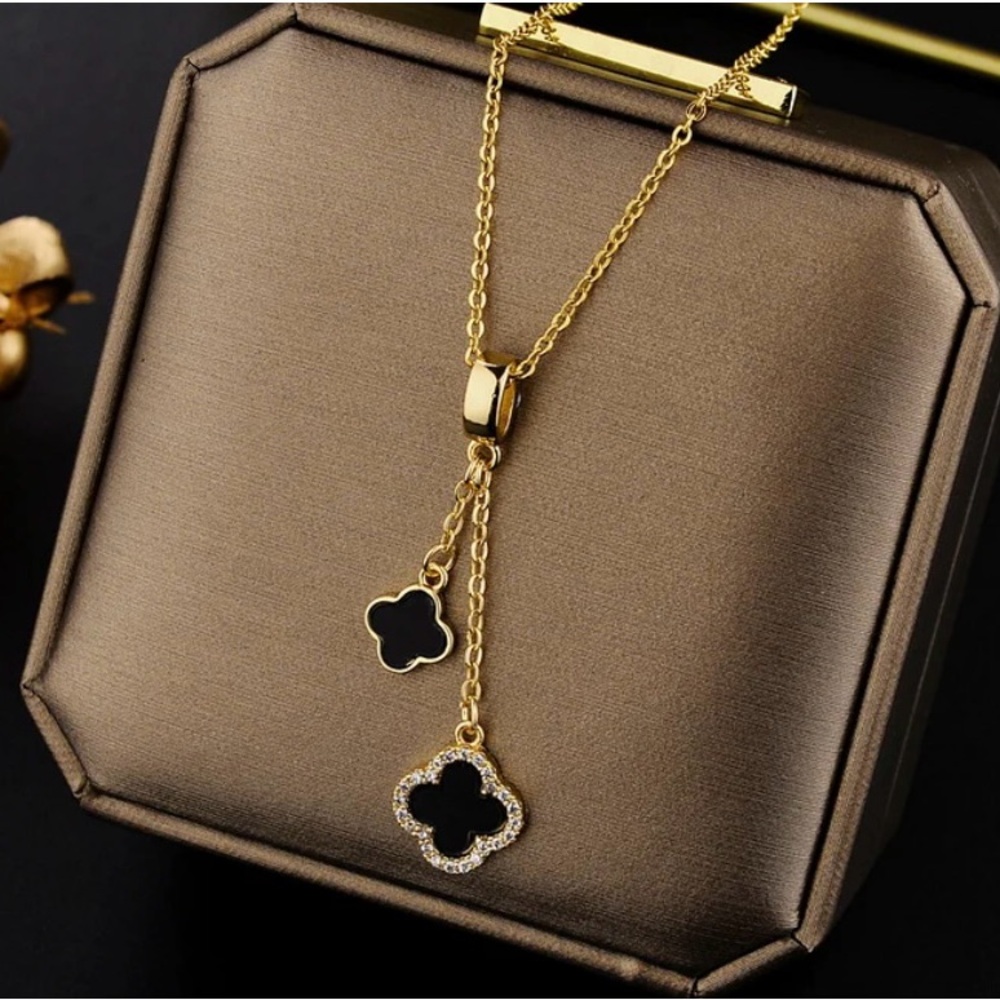 Elegant vintage Alhambra style necklace